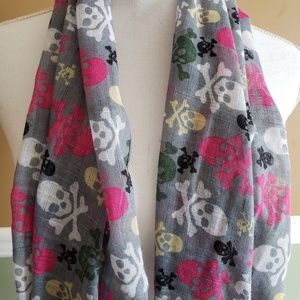 Multicolored skull scarf with fringe